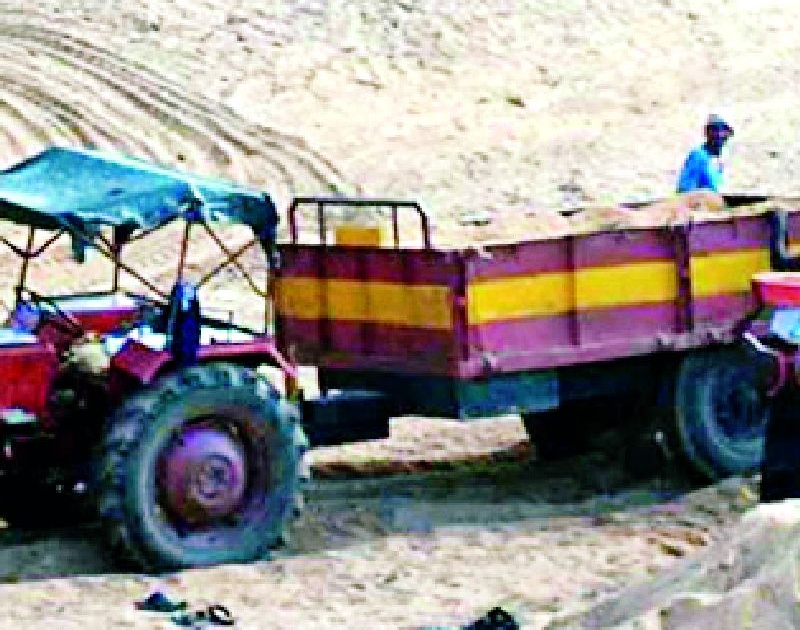 Sand smuggling in full swing in Pandharkavada | पांढरकवडात लॉकडाऊनमध्ये रेतीची तस्करी जोमात