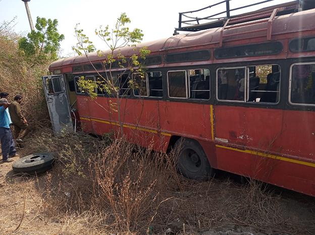 Accident due to collapse of stairing rod of Yeola-Andhariwadi bus | येवला-उंदिरवाडी बसचा स्टेअरिंग रॉड तुटल्याने अपघात