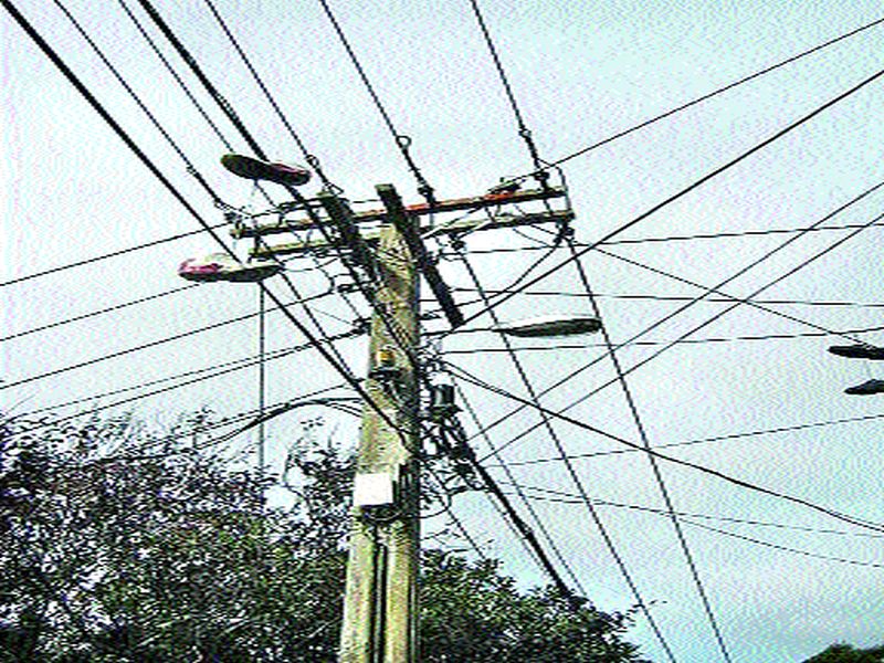 Delay from the Corporation to remove power pole | विजेचे खांब हटविण्यास मनपाकडून विलंब