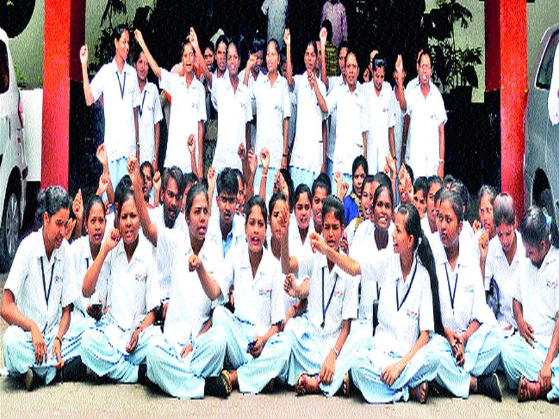 Nursing students' agitation | नर्सिंगच्या विद्यार्थिनींचे आंदोलन