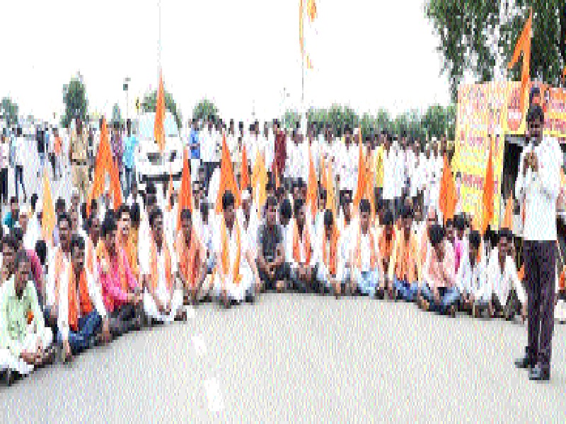 Stop the road against Jai Mahesh factory | जय महेश कारखान्याविरोधात रास्ता रोको