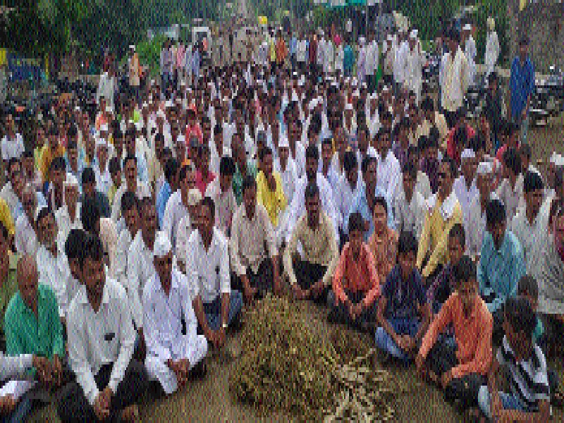 Stop for an hour for various demands of farmers at Kumble | कुंबेफळ येथे शेतकऱ्यांचा विविध मागण्यांसाठी एक तास रास्ता रोको