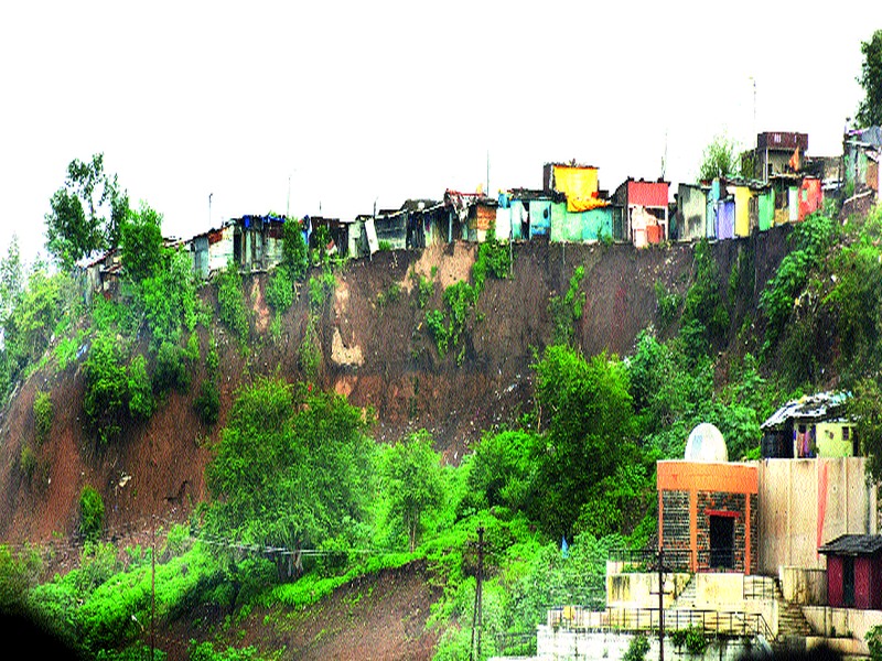  Kajhi Fortress on the Godkate 'Bhijat Ghongde' | गोदाकाठावरील काझी गढीचे ‘भिजत घोंगडे’