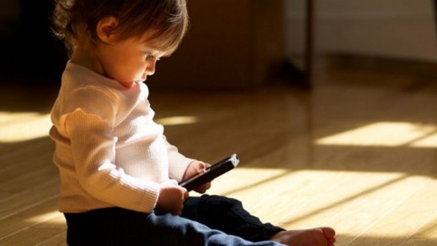 Mobile phone invites 'Autism' | जागतिक ऑटिझम दिन; मोबाईल देतोय ‘आॅटिझम’ला निमंत्रण