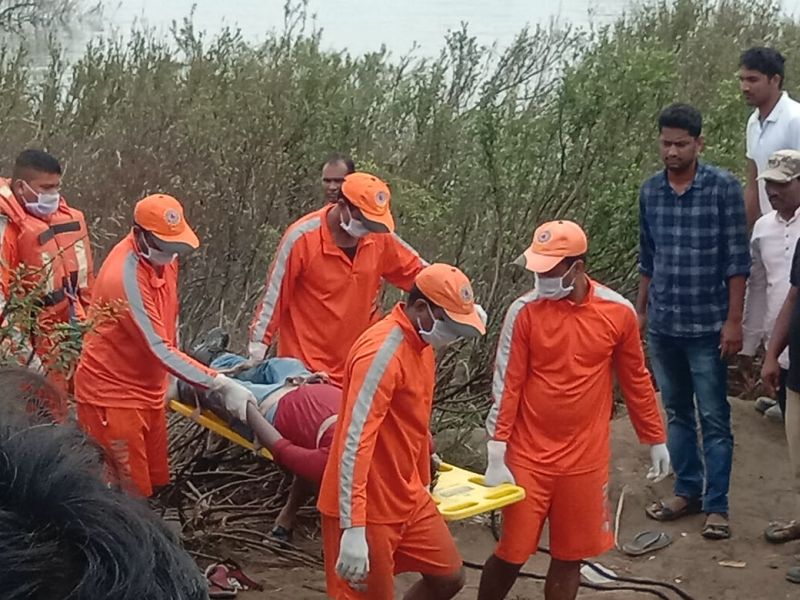 The bodies of two forest guards were found in Pranahita river in Gadchiroli | गडचिरोलीतील प्राणहिता नदीत वाहून गेलेल्या दोन वनरक्षकांचे मृतदेह आढळले