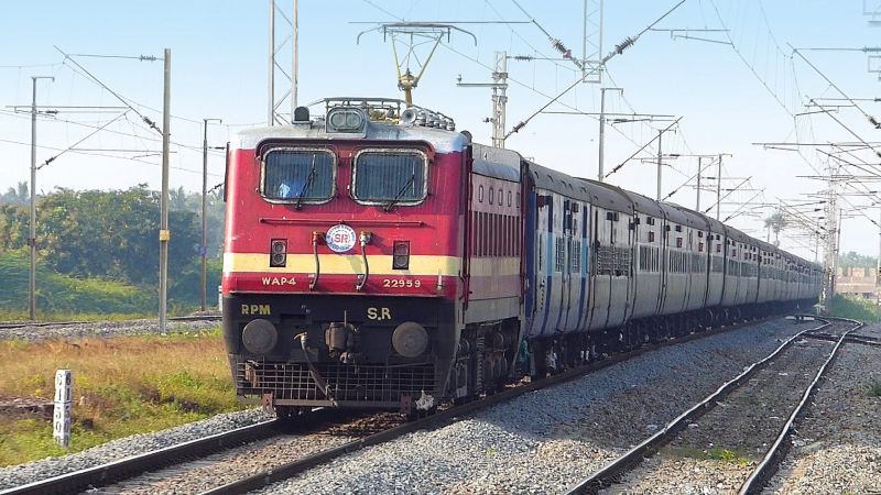Chennai Express runs two kilometer behind | चेन्नई एक्सप्रेस नेली दोन किलोमीटर मागे
