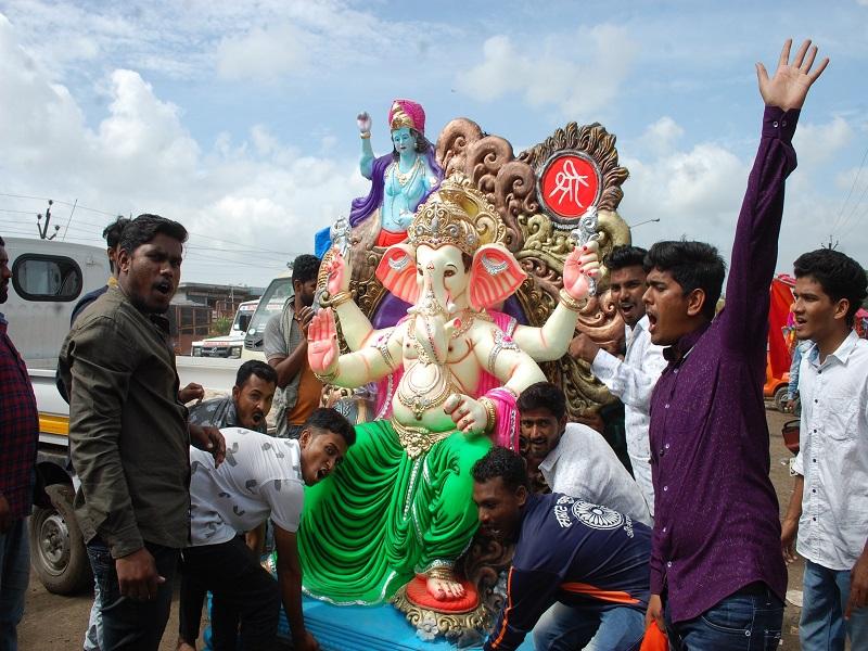 Arrival of Ganesh in the city of Sandhu | वाळूज महानगरात जल्लोषात गणरायाचे आगमन