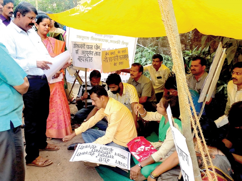 Sindhudurg: Farmers' hunger strike in Kankavli, after written assurance: Agriculture Department charges lesser subsidy | सिंधुदुर्ग : कणकवलीत शेतकऱ्यांचे उपोषण, लेखी आश्वासनानंतर मागे : कृषी विभागाने अनुदान कमी दिल्याचा आरोप