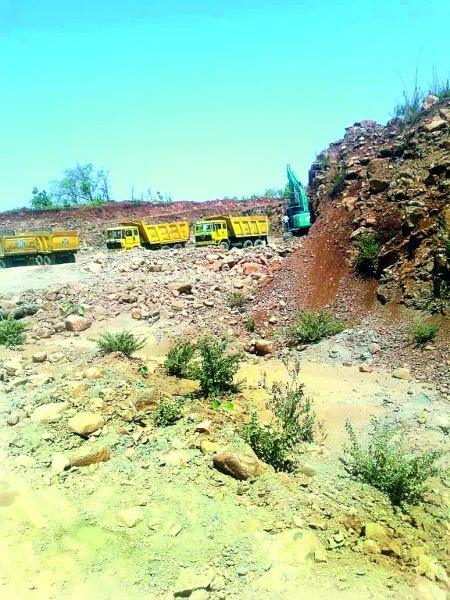 Illegal excavation near Banwadi village in Nagpur district | नागपूर जिल्ह्यात बनवाडी गावाजवळ बिनधास्त अवैध उत्खनन