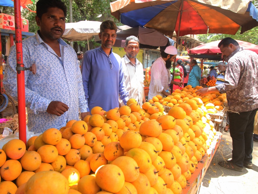 Vegetable prices hit the intake of mangoes, due to rising summer heat: Vegetables prices rocked | आंबा सामान्यांच्या आवाक्यात, भाजीपाल्याचे दर भडकले