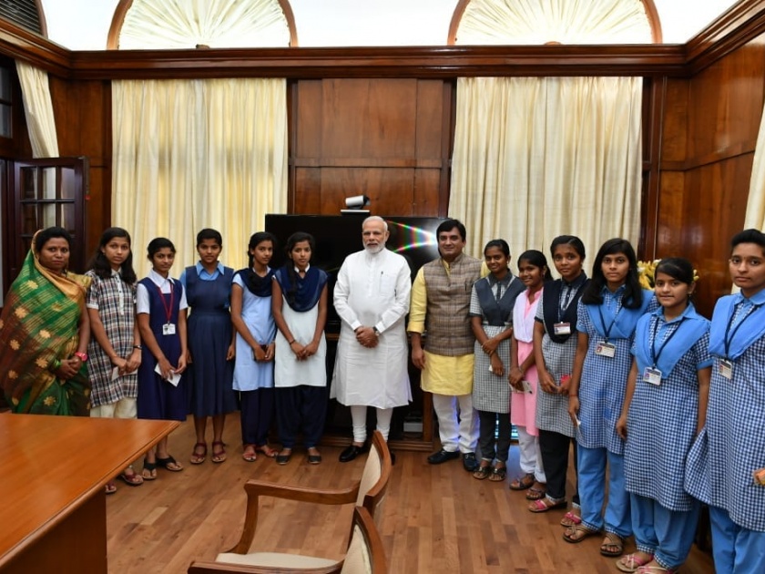 Students of Kolhapur met Prime Minister Narendra Modi | कोल्हापूरच्या विद्यार्थ्यांनी घेतली पंतप्रधान नरेंद्र मोदी यांची भेट