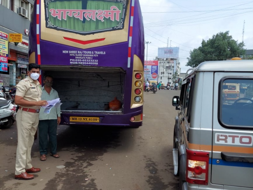RTO action on 21 buses in illegal freight case | अवैध मालवाहतूक प्रकरणी २१ बसेसवर आरटीओची कारवाई