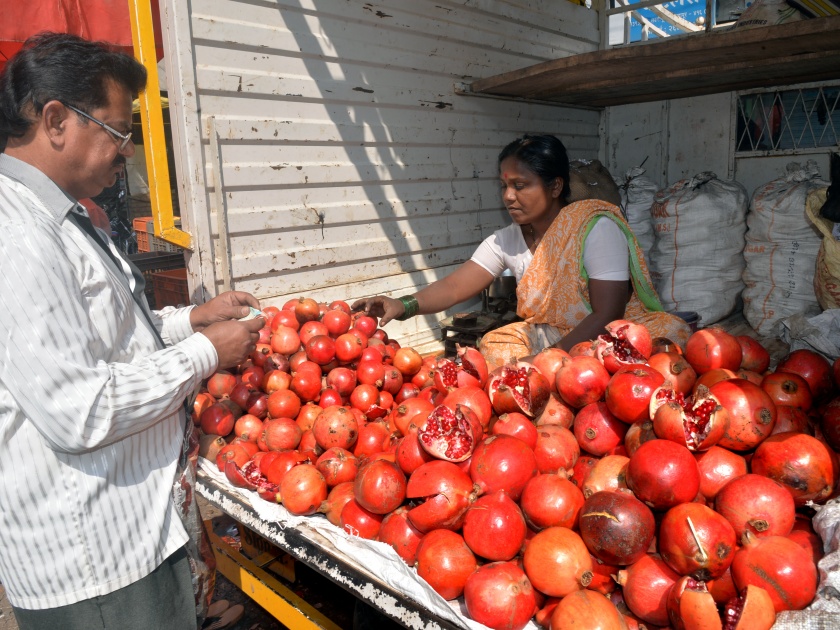 Gramflour pomegranate Rs 20 / kg, vegetable prices in Kolhapur rose | लालभडक डाळिंब २० रुपये किलो, कोल्हापुरात भाजीपाल्याचे दर वधारले