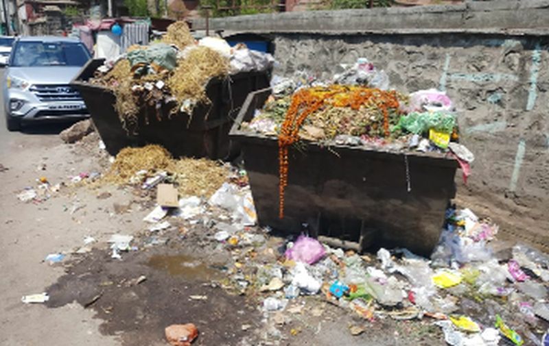 Trashkundi's 'trash' on the road | कचराकुंडीचा ‘कचरा’ रस्त्यावर
