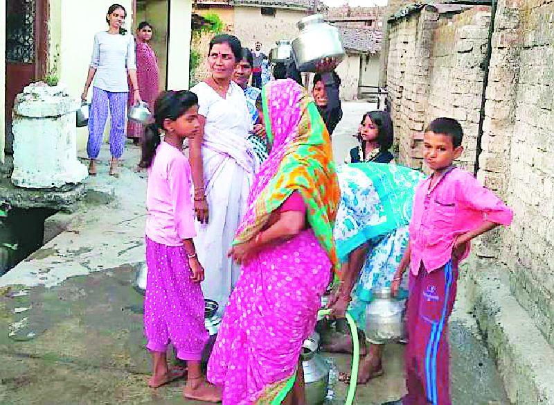 Water supply after 10 days at Sainthola Khurd | शेंदोळा खुर्द येथे दहा दिवसांनी पाणीपुरवठा