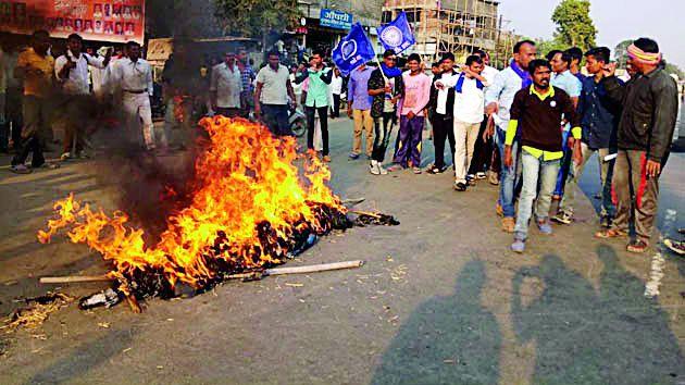 Chief Minister's statue burnt with sarsanghchalakas | सरसंघचालकांसह मुख्यमंत्र्यांचा पुतळा जाळला