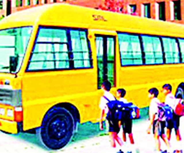 The rules of school bus operators | स्कूल बसचालकांकडून नियमांची पायमल्ली