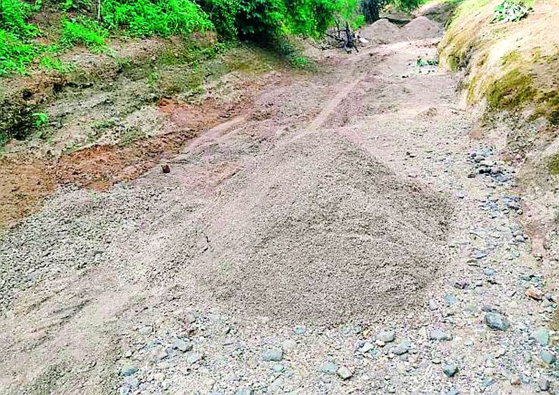 Sand smuggling destroyed agricultural dams | रेती तस्करीमुळे शेतीचे बांध खचले