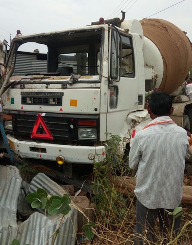 The truck rams into Tilgaon; Father killed, son serious | तेलगावात भरधाव ट्रक घरात घुसला; बाप ठार, मुलगा गंभीर