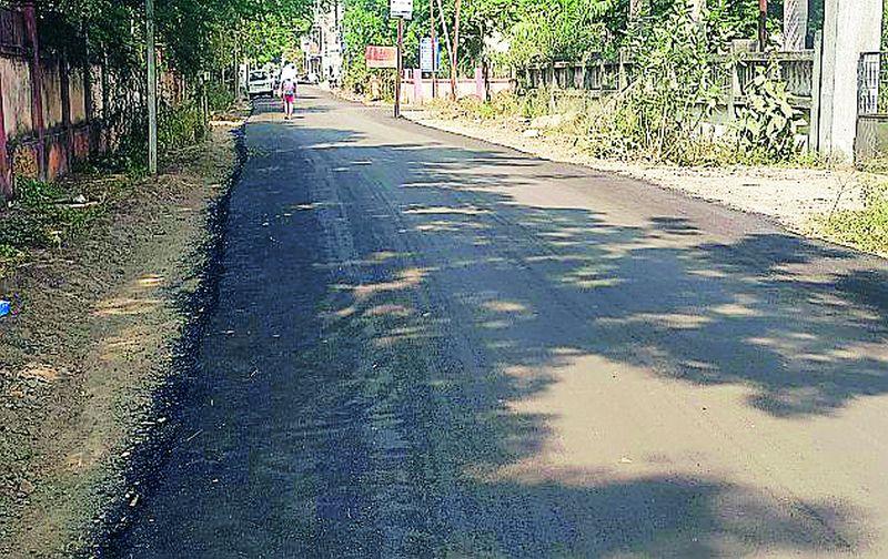 Asphalting of road done without encroachment | अतिक्रमण न काढता केले रस्त्याचे डांबरीकरण
