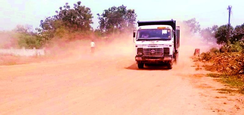 Dust on state highways is dangerous for citizens | राज्य महामार्गावरील धूळ ठरतेय नागरिकांसाठी घातक