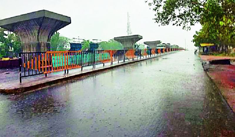 Pre-monsoon rains hit the district again | जिल्ह्याला पुन्हा मान्सूनपूर्व पावसाचा तडाखा