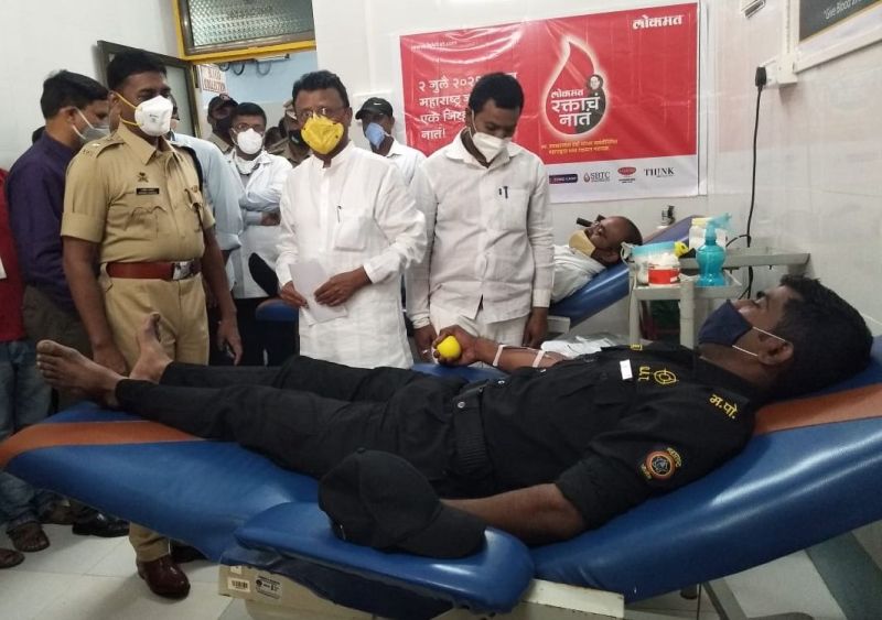 Blood donation Mahayagya started, 51 people donated blood | रक्तदान महायज्ञास प्रारंभ, ५१ जणांनी केले रक्तदान