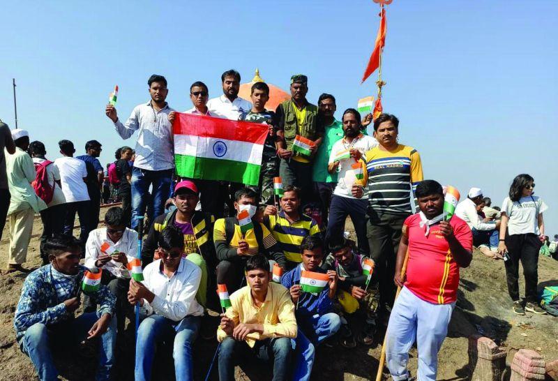 Divyang Samadhan from Buldana district hoisted the tricolor on Kalsubai peak | बुलडाणा जिल्ह्यातील दिव्यांग समाधानने कळसूबाई शिखरावर फडकविला तिरंगा