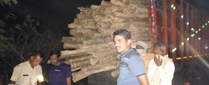 Suspicious truck full of teak seized by Forest Department in Yavatmal district | सागवान भरलेला संशयास्पद ट्रक यवतमाळ जिल्ह्यातील वन विभागाच्या ताब्यात