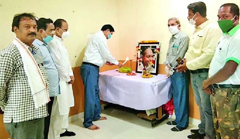 Tribute to Babuji by blood donation | बाबूजींना रक्तदानाने आदरांजली