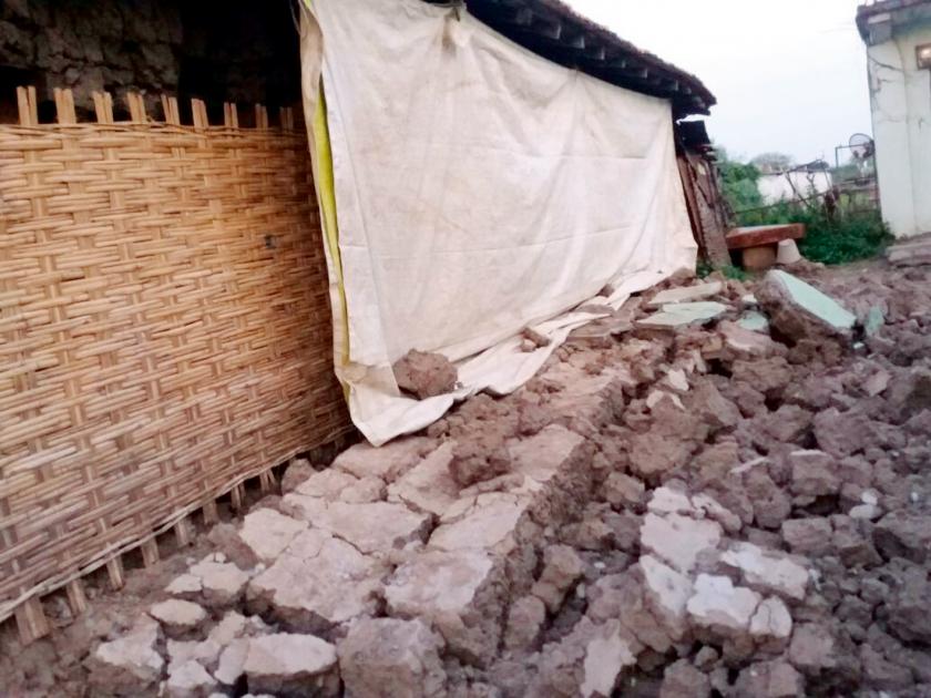 The wall of the house collapsed with a powerful blasting | शक्तीशाली ब्लॉस्टींगने घराची भिंत कोसळली