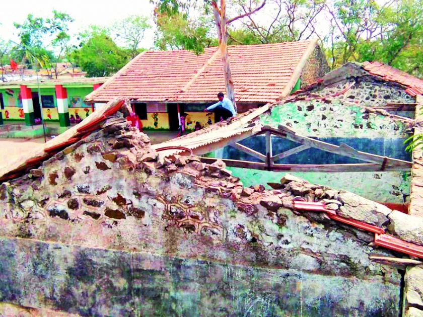 School buildings in Duffalpur group dangerous ... | डफळापूर गटातील शाळा इमारती धोकादायक...