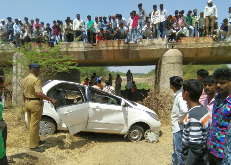 The car collapsed on the Ratrami bridge in Sakri taluka | साक्री तालुक्यातील दातर्ती पुलावरुन कार कोसळली