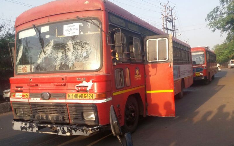 Two patches of stones were ransacked in Dhule and two buses were broken | धुळ्यात दगडफेक करुन दोन बसच्या काचा फोडल्या