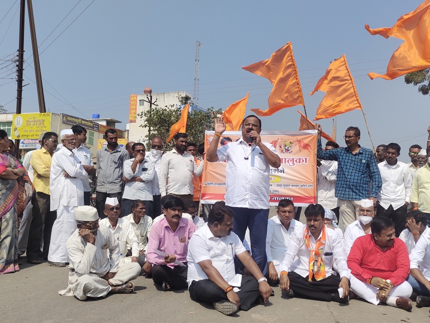Block Shiv Sena's way in Dindori | दिंडोरीत शिवसेनेचा रास्ता रोको