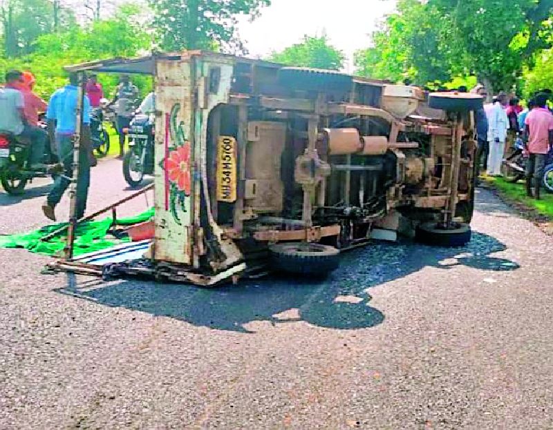 19 laborers injured in overturning vehicle | वाहन उलटून रोवणी करणारे १९ मजूर जखमी