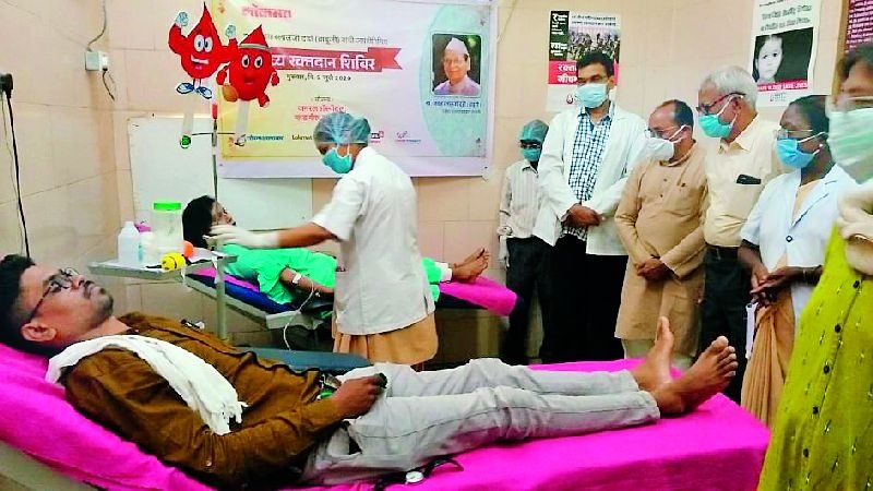 Gadchirolikar youth spontaneously rushed for blood donation | रक्तदानासाठी उत्स्फूर्तपणे सरसावले गडचिरोलीकर युवक