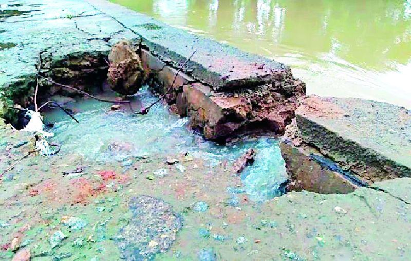 The bridge over the Dummi river collapsed | डुम्मी नाल्यावरील पुलाला पडले भगदाड