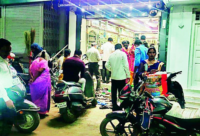 On the occasion of Dhantrayodashi, the market was crowded with customers | धनत्रयोदशीनिमित्त बाजारपेठ ग्राहकांच्या गर्दीने फुलली