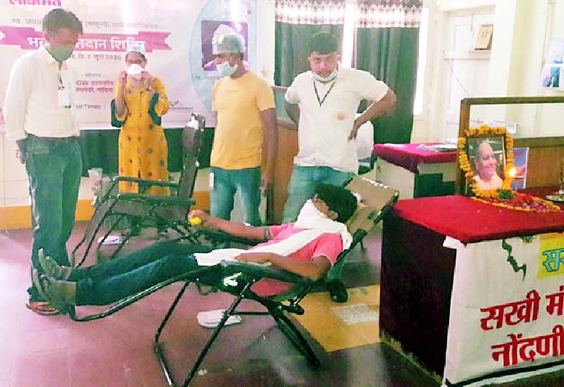 Spontaneous response to blood donation camp | रक्तदान शिबिराला उत्स्फूर्त प्रतिसाद