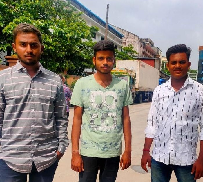 Three youths from Dasnur exported bananas abroad | दसनूरच्या तीन युवकांनी केळी केली परदेशात निर्यात