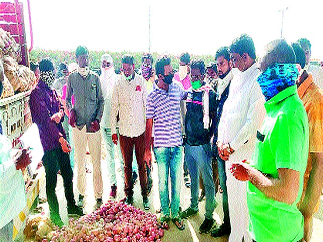 Farmers' response to onion auction from Goni | गोणीतून कांदा लिलावास पिंपळगावी शेतकऱ्यांचा प्रतिसाद