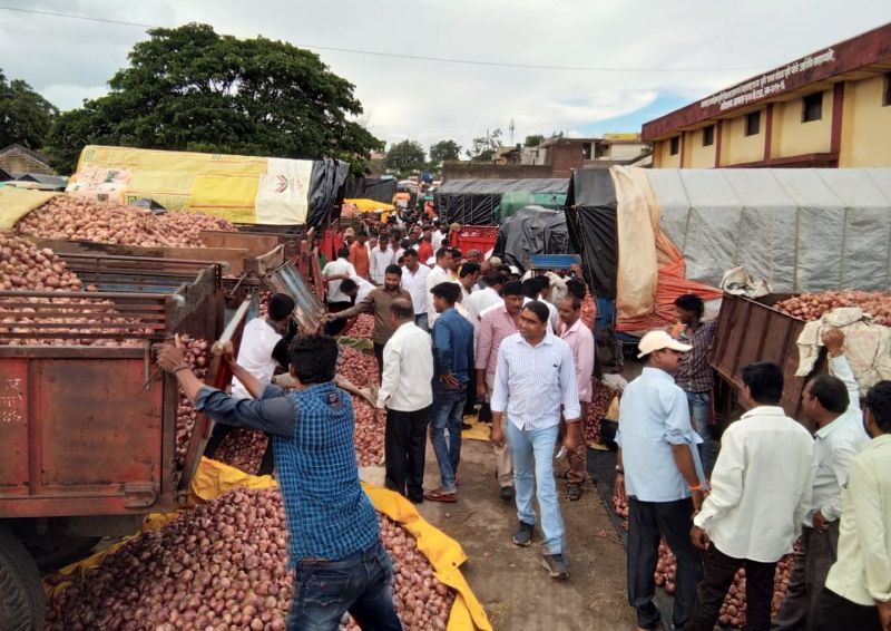 Onion prices fall in Pimpalner sub-market committee, farmers say | पिंपळनेर उपबाजार समितीत कांद्याचे भाव घसरले, शेतकरी हवालदील