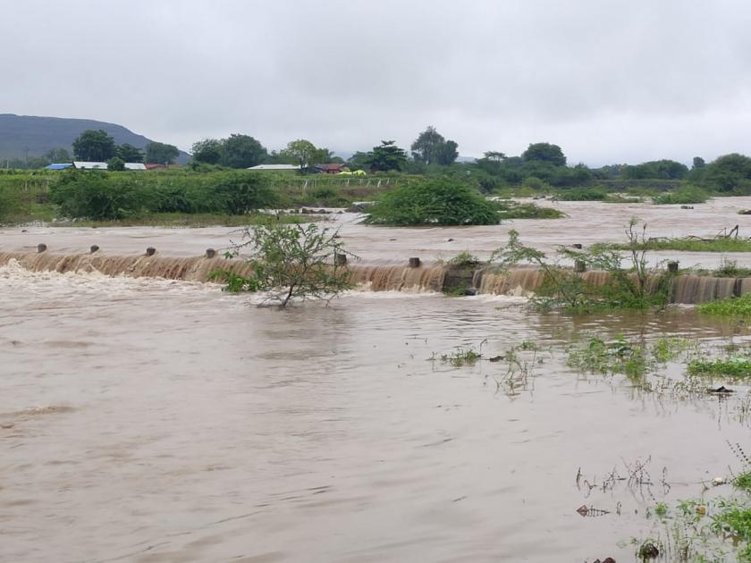 Rainfall in Pimpalgaon area | पिंपळगाव परिसरात पावसाचा हाहाकार