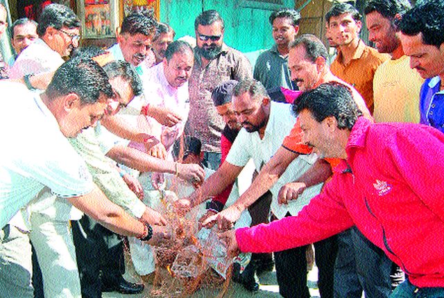 Holi celebrations of Nylon Manza by Shiv Sena | येवल्यात शिवसेनेकडून नायलॉन मांजाची होळी
