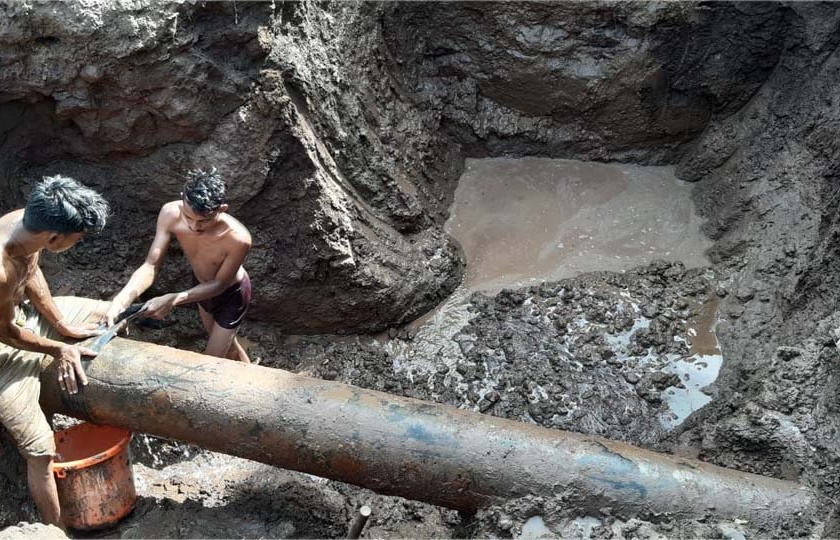Water was lost due to leakage of water in Shahada | शहाद्यात जलवाहिनीला गळती लागल्याने पाण्याची नासाडी