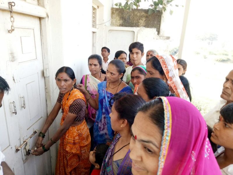 Handa Morcha of women in the water resources minister's village | जलसंपदा मंत्र्यांच्या मतदारसंघातील गावात महिलांचा हंडा मोर्चा