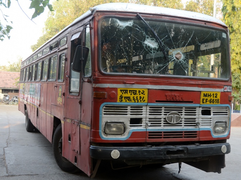 nashik,st,buses,attack,shivshahi,cancelled | नाशिकमधील सर्व मार्गांवरील एस.टी. बसेस रद्द