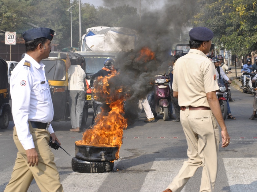 Bheema Koregaon's reaction in Nagpur: pelting stones on the bus, tire burns on road | नागपुरात भीमा कोरेगावचे पडसाद : बसवर दगडफेक , ठिकठिकाणी टायरची जाळपोळ
