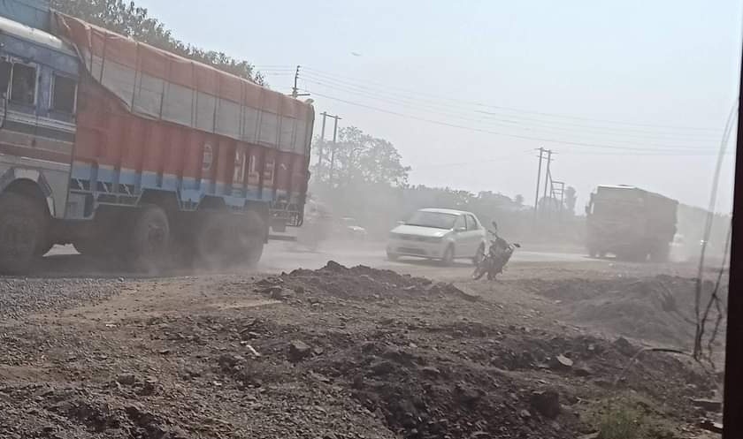 Farmers are suffering due to dust on the roads | रस्त्यावरील धुळीने शेतकऱ्यांचे हाल पे हाल